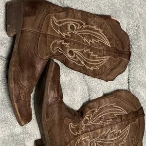 Brown Western Cowboy Boots with Embroidered Design
